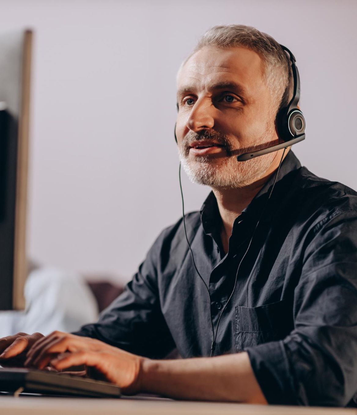 support technician on the phone with a client